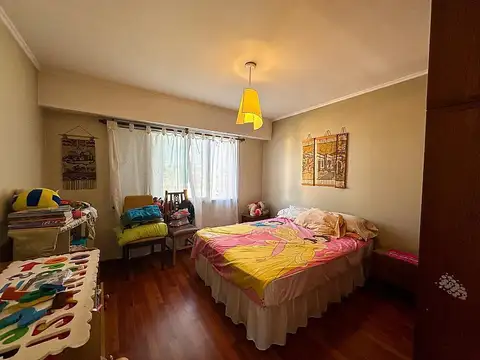 Casa de 5 ambientes en 3 plantas, en Almirante Brown.