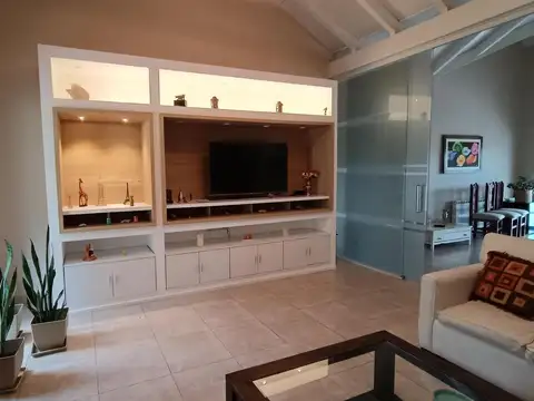 Casa en Alquiler con 3 cocheras