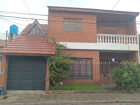 EXCELENTE CHALET DE 6 AMBIENTES CON COCHERA