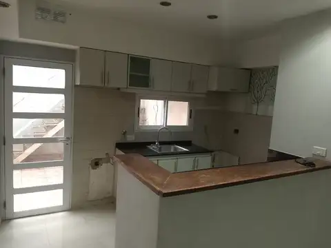 Casa en Alquiler con 2 cocheras