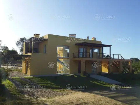 Casa 4 ambientes con 3 baños