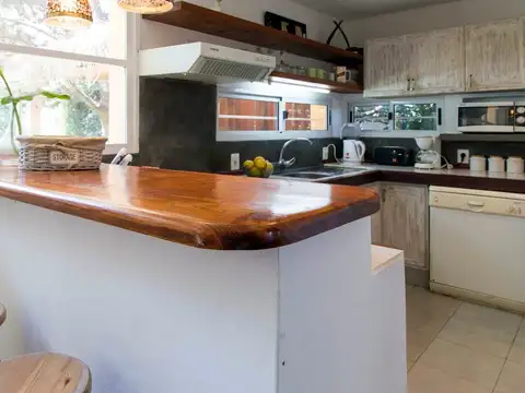 Casa 6 ambientes con 4 baños