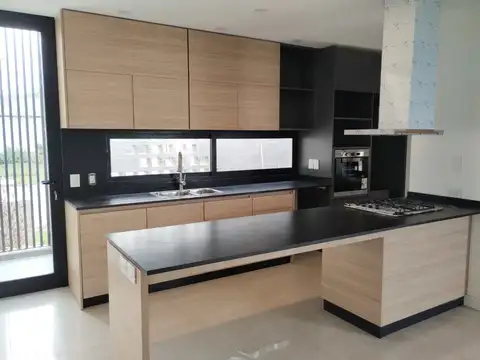 Casa en Alquiler con 1 cochera