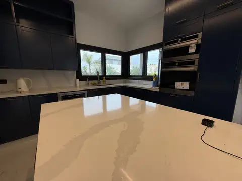 Casa en Venta con 6 cocheras