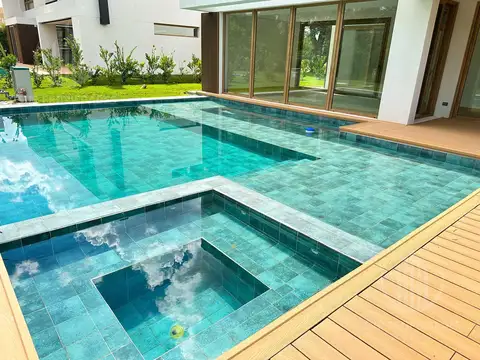 Casa en Alquiler con 2 cocheras