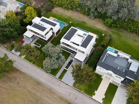 Casa en Alquiler con 2 cocheras