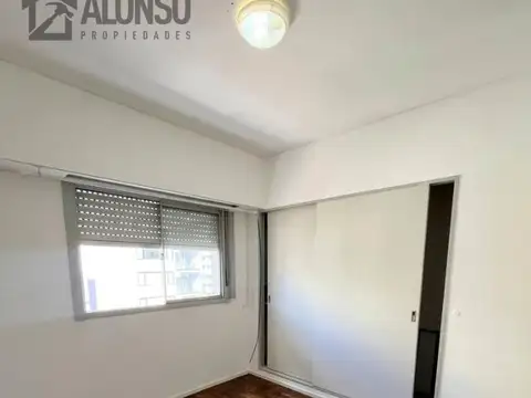 Alquiler - Depto. 3 Ambientes con Cochera y Balcón - Lanús