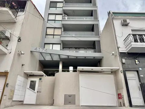 FANTASTICO DEPARTAMENTO DE TRES AMBIENTES CON COCHERA Y PARRILLA, EN LA LUCILA.