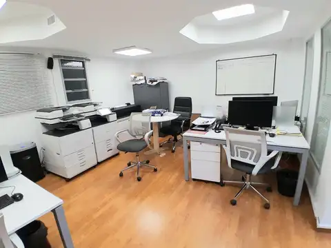 Oficina en tribunales. Duplex en excelente estado.