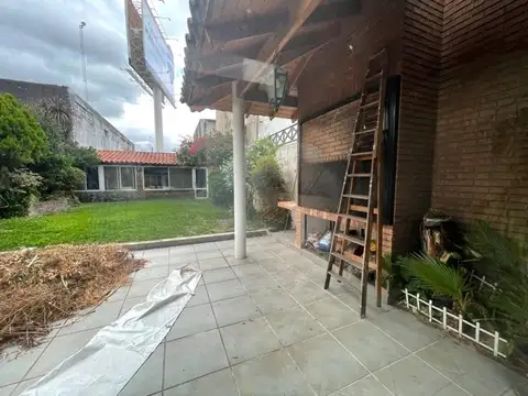 Amplio chalet de 2 plantas con un altillo amplio. Consta de 407 m2 totales y 210 m2 cubierto