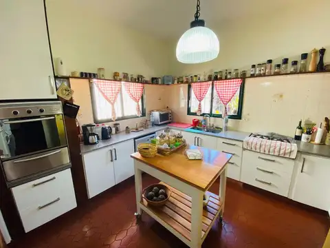 Amplia casa estilo colonial en venta con parque y piscina en Castelar Norte