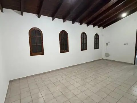 Casa 6 ambientes con 2 baños