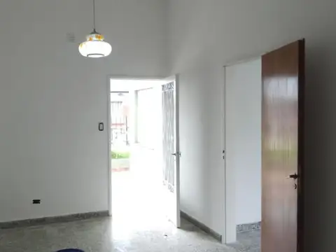 Depto Tipo Casa en Venta en Castelar Norte, USD 80.000