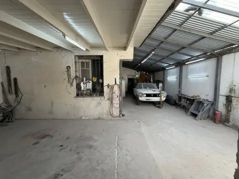 CASA A REFACCIONAR O TALLER/DEPOSITO. EN VENTA. CASTELAR SUR