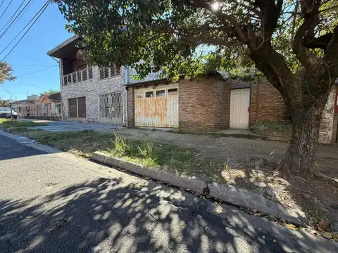 CASA A REFACCIONAR O TALLER/DEPOSITO. EN VENTA. CASTELAR SUR