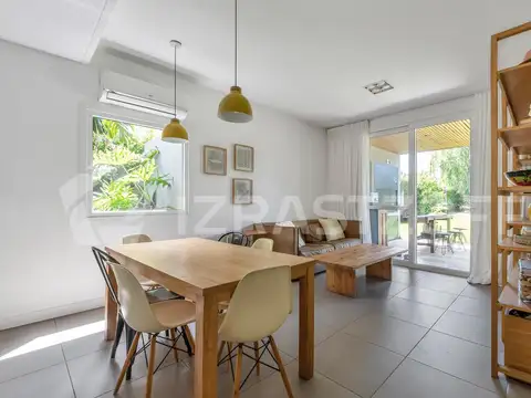 Casa 6 ambientes con 5 baños