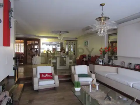 Casa en Venta con 3 cocheras