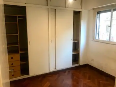 2 AMBIENTES MUY BUENO FRENTE A LA PLAZA 2 PLACARD.  DIGNO DE VER 