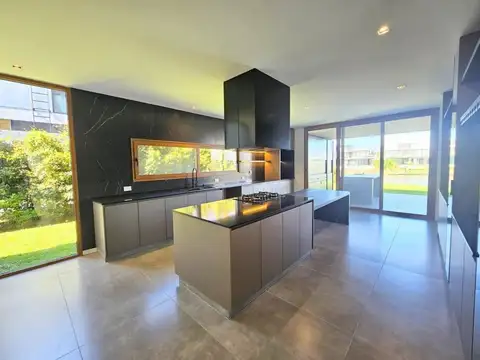 Casa en Alquiler con 6 cocheras