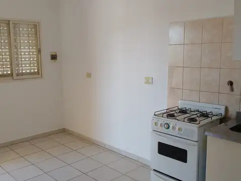 27 De Abril 2900, Piso 1