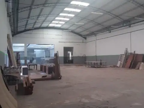 EXCELENTE NAVE INDUSTRIAL REFACCIONADA! Muy buena ubicación.