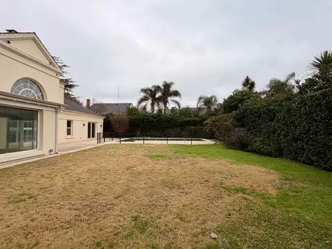 CASA EN VENTA DE 8 AMBIENTES EN LA LOMADA