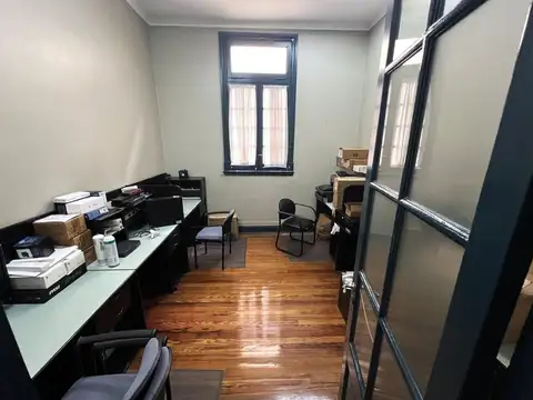 Venta oficina San Juan 1100 reciclada con patio