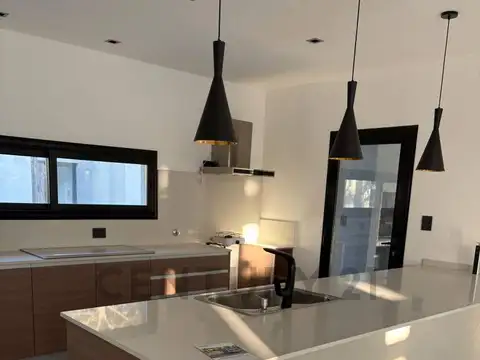 Casa en Venta con 3 cocheras