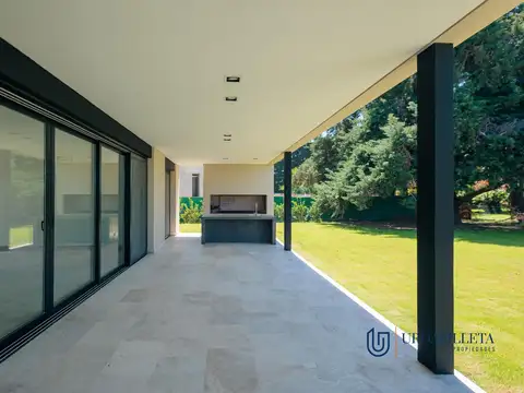 Casa en Alquiler con 2 cocheras