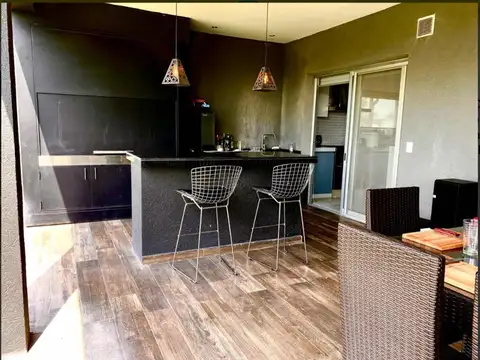 Casa en Alquiler con 3 cocheras