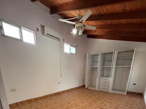 Venta casa con amplio dormitorio divisible con jardín y pileta, Pueblo Esther