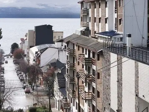 Amplio y muy luminoso departamento de tres dormitorios y dos baños en pleno centro de la ciudad