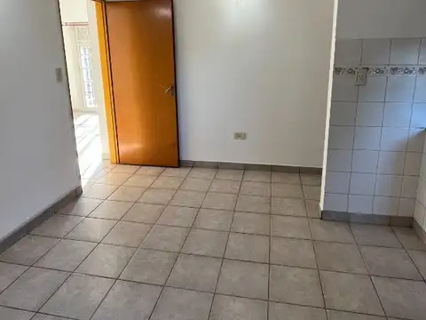 CASEROS CENTRO, Alquiler departamento 3 ambientes amplio c/balcon