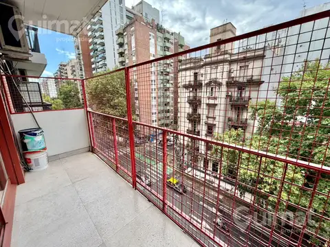 Semi piso RECICLADO - 4 Amb c/ Balcon - Av. Corrientes y Bulnes - Bajas expensas