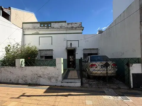 Casa 3 ambientes con entrada para auto