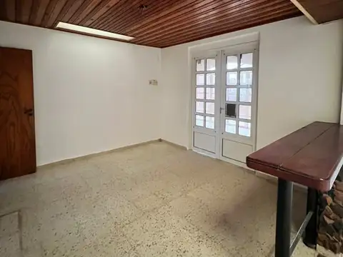 Casa 6 ambientes con 2 baños