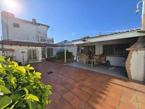 CASA 4 AMBIENTES EN VENTA EN TEMPERLEY JARDÍN