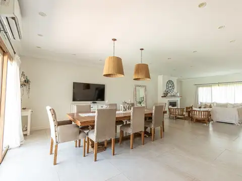 Casa en Venta con 2 cocheras