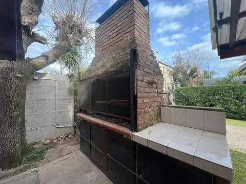 Casa en Alquiler con 1 cochera