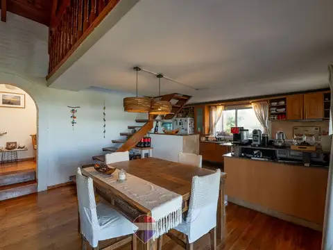 Casa 6 ambientes con 2 baños