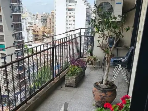 Dpto 4 amb c/ Dependencia, balcón al fte, cochera cubierta y