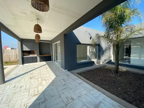 Casa 4 ambientes con 2 baños