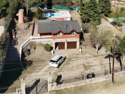 VENTA CASA DE CAMPO DE 3 DORMITORIOS, PILETA, 1.900M² DE TERRENO B° VILLA DEL LAGO-CARLOS PAZ