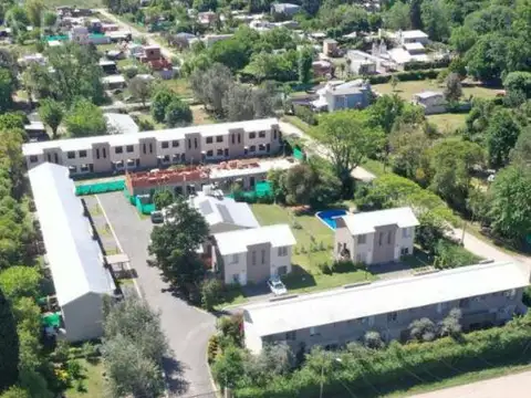 CASA dúplex  VENTA PILAR KM 50 DE 2 DORMITORIOS con jardin y parrilla seguridad pileta cochera sum a