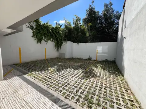 COCHERA FIJA CUBIERTA EN PLANTA BAJA EN BOGOTA AL 1600