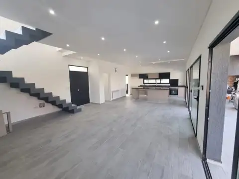 Casa 5 ambientes con 3 baños