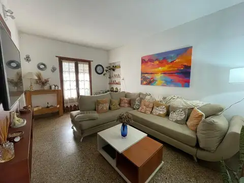 Casa 6 ambientes con 2 baños