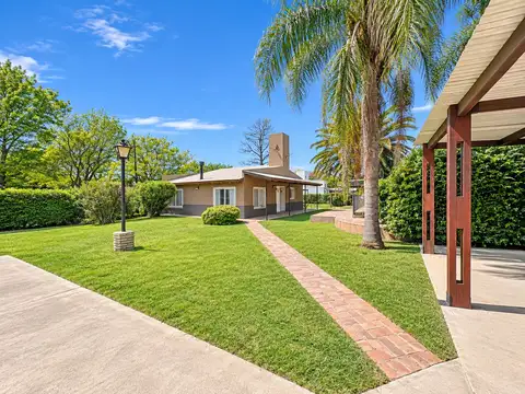 Casa en venta de 2 dormitorios con pileta y quincho en Funes, en lote de 1.147m2