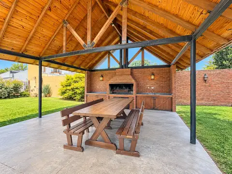 Casa en Venta con 2 cocheras