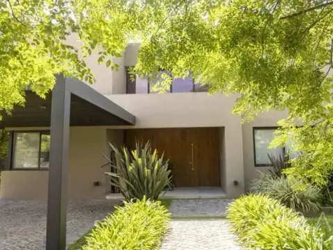 Venta - Gran Casa en Barrio Estancias del Rio - Financiación - APTO CRÉDITO